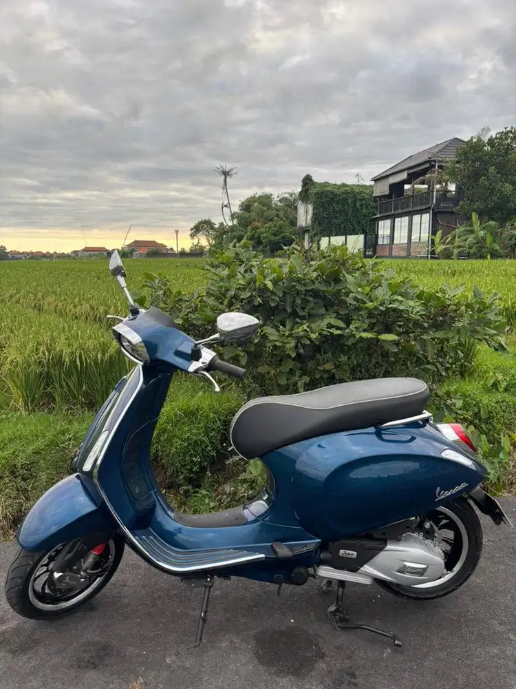 Vespa sprint biru