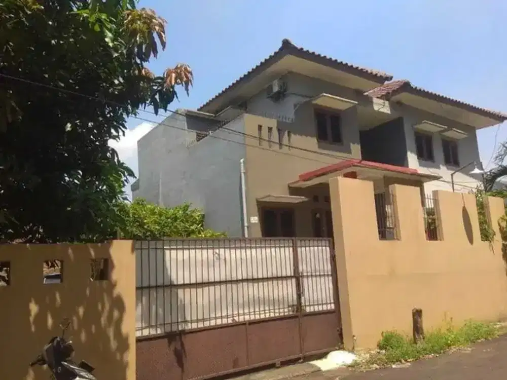 Rumah Mewah Tanah 347 m² di Taman Malaka—Parkir 6 Mobil & Halaman Luas