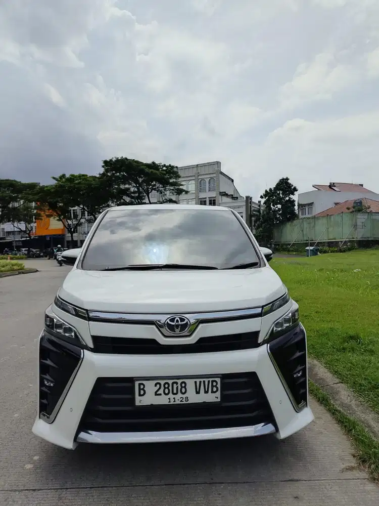 Toyota Voxy 2.0 AT 2020 Putih