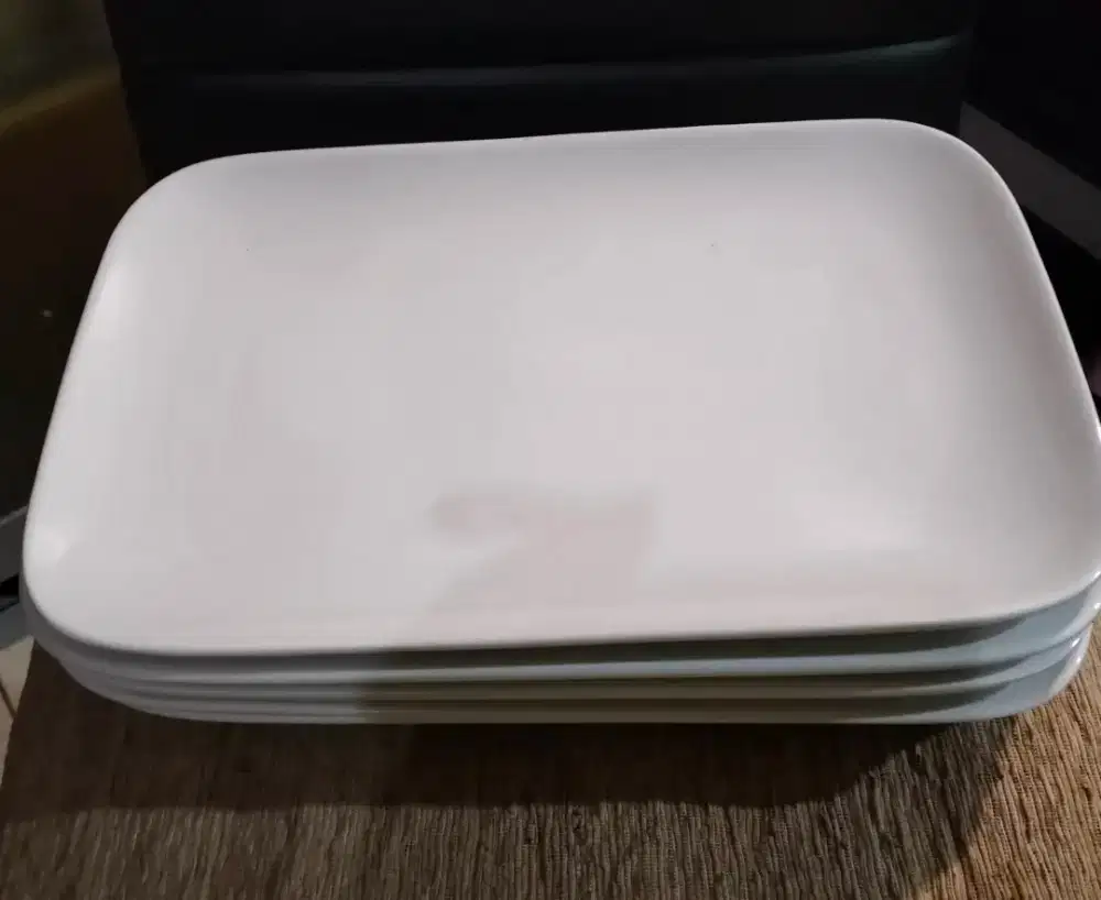 piring persegi panjang 
porselen tebal
import
33 x 22 cm
new