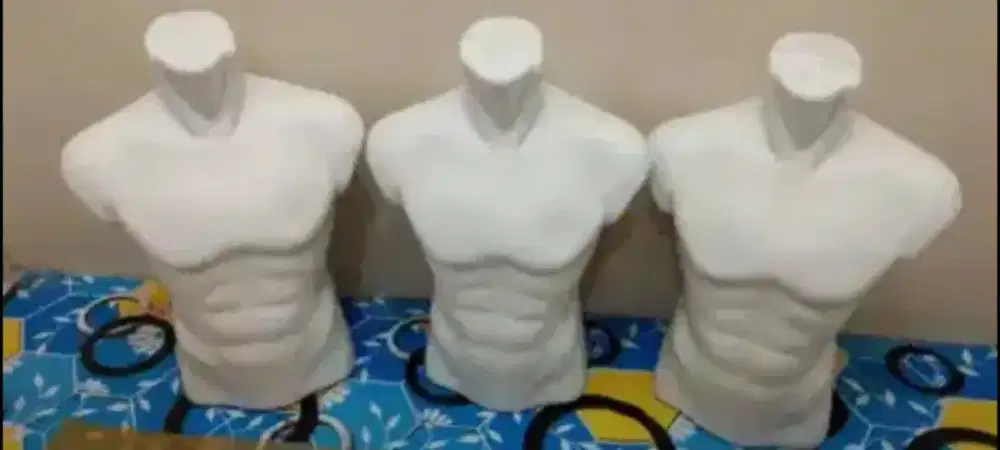 Patung baju model setengah badan lelaki dan perempuan