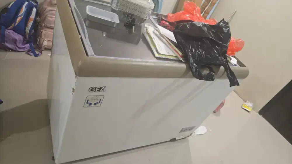 di jual freezer slide kapasitas 320 liter merk GEA