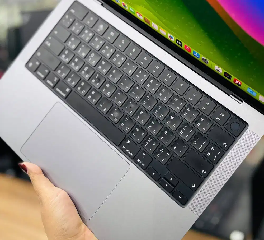 Macbook pro 2021 M1 ram 32gb ssd 1tb layar 14inch resolusi 4K render