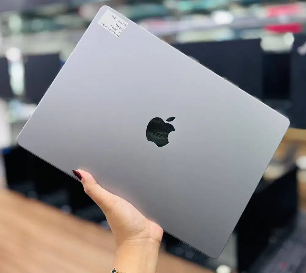 Macbook pro 2021 M1 ram 32gb ssd 1tb layar 14inch resolusi 4K cakepp