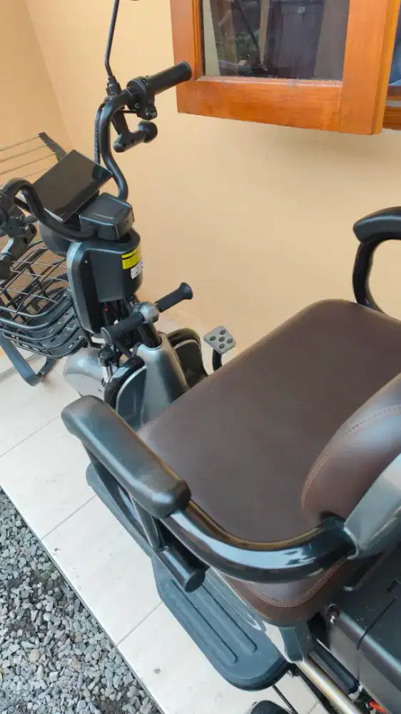 Sepeda listrik roda tiga