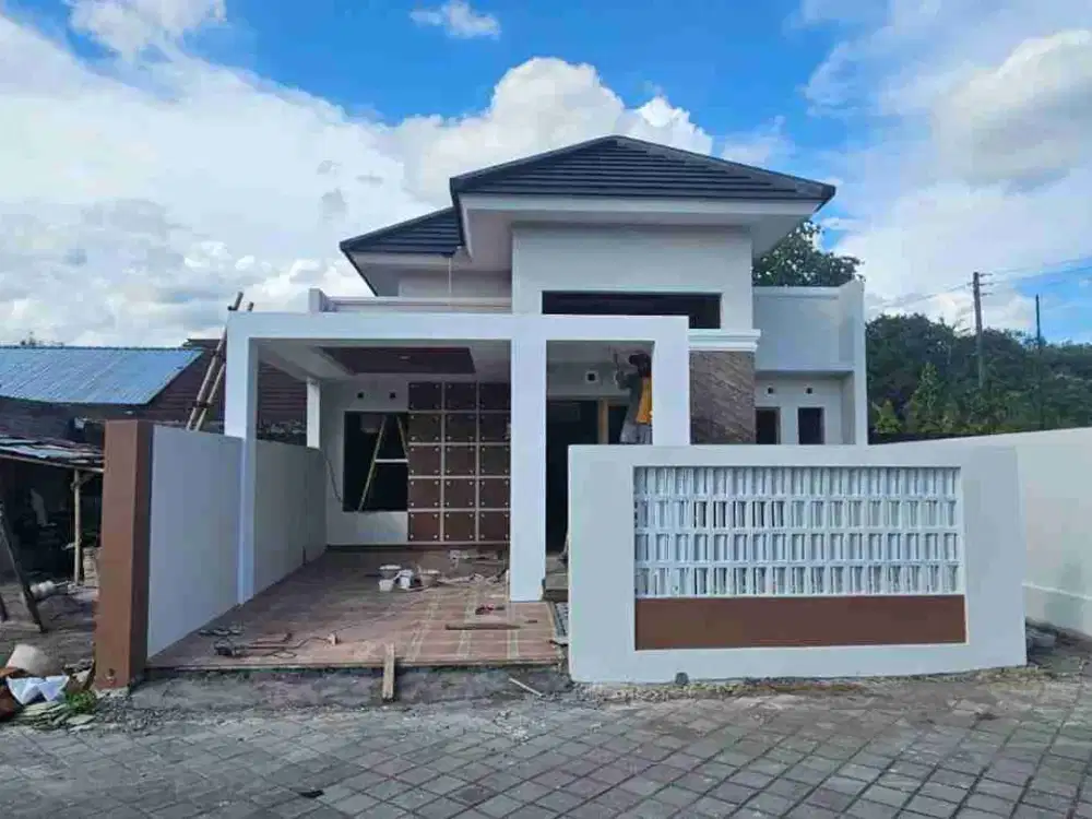 RUMAH BARU SIAP HUNI STRATEGIS DEKAT STADION MAGUWOHARJO UNRIYO
