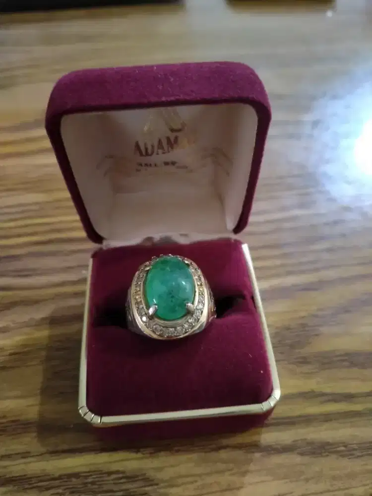 Cincin batu jamrud Rusia