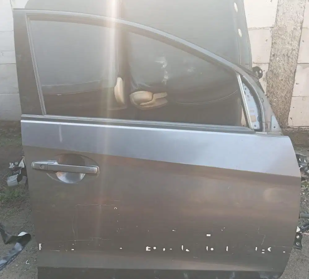 Pintu Depan Mobilio kanan  kaca dan engsel