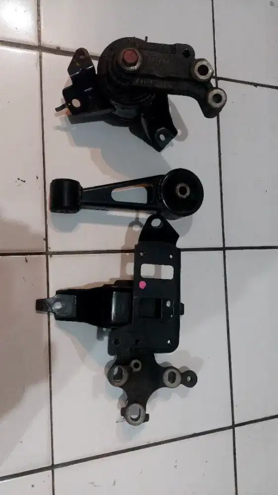 Engine mouting calya sigra original