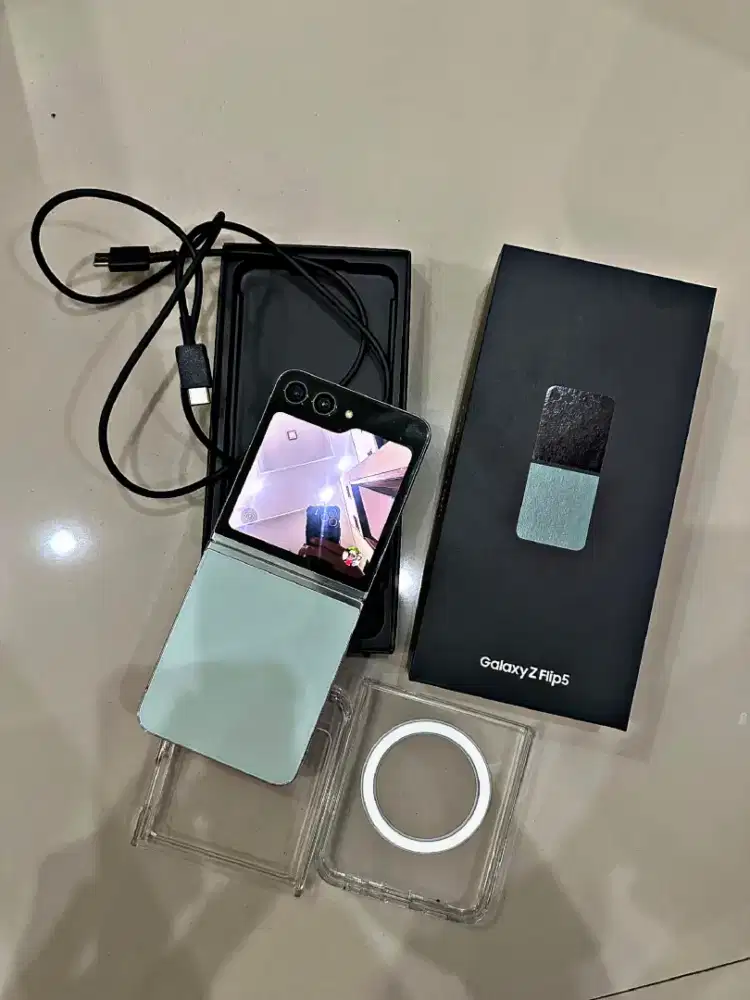 Samsung Galaxy Z Flip 5 mint 8/512gb fullset mulus (minus deksripsi)