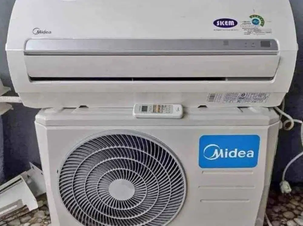 Ac 0.5 pk merk midea  second seperti baru