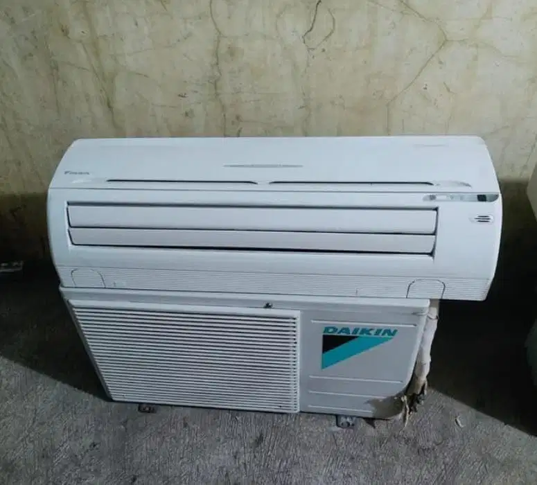 Ac daikin 0.5 pk second seperti baru
