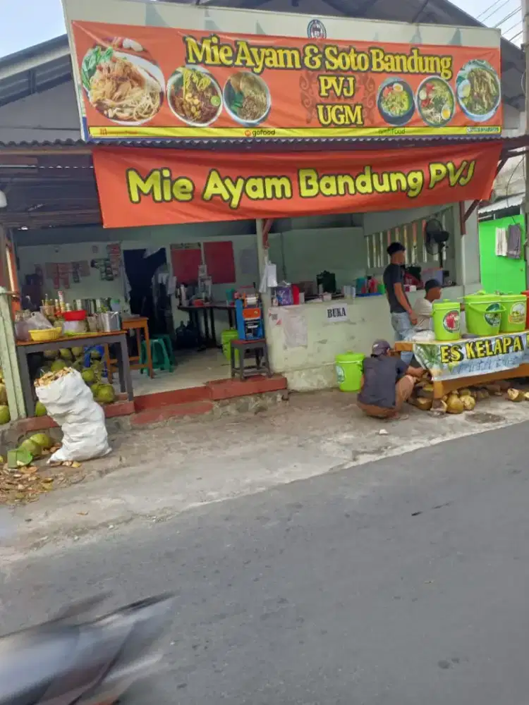 Dibutuhkan karyawan kelapa muda