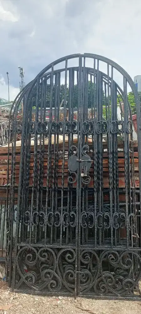 Pintu gerbang besi tempa double kupu bulat