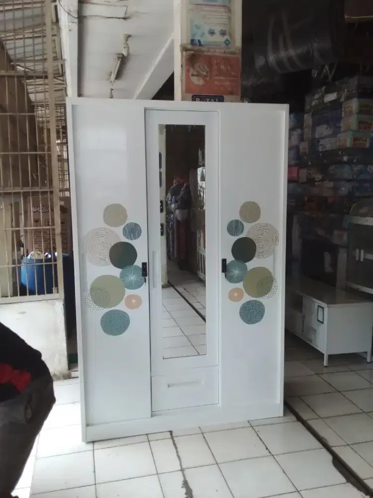 Lemari besi 3 pintu