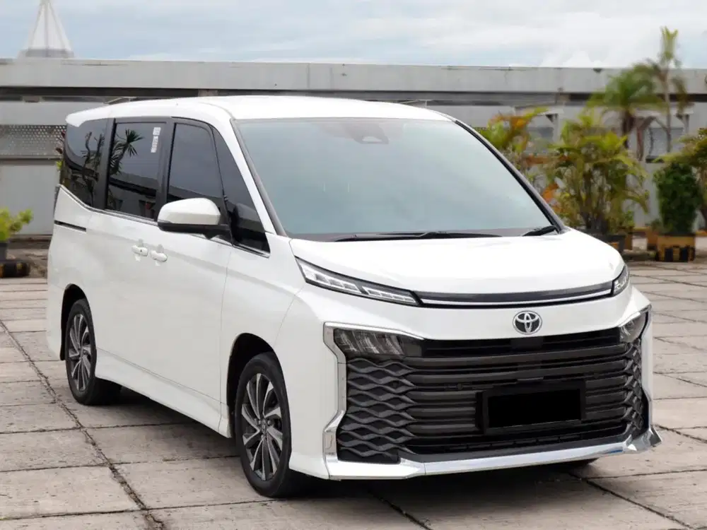 TOYOTA VOXY 2.0 AT 2022 - PUTIH