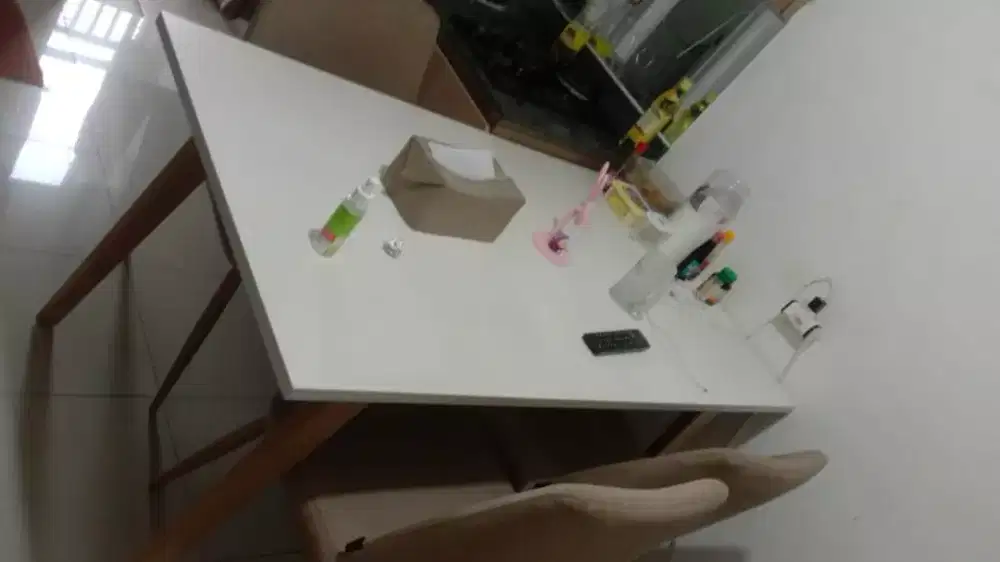 meja makan dan 4 kursi