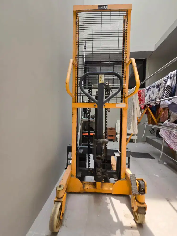 Hand Stacker, hand lift, hand pallet , tebal 1000 kg  1ton  siap pakai
