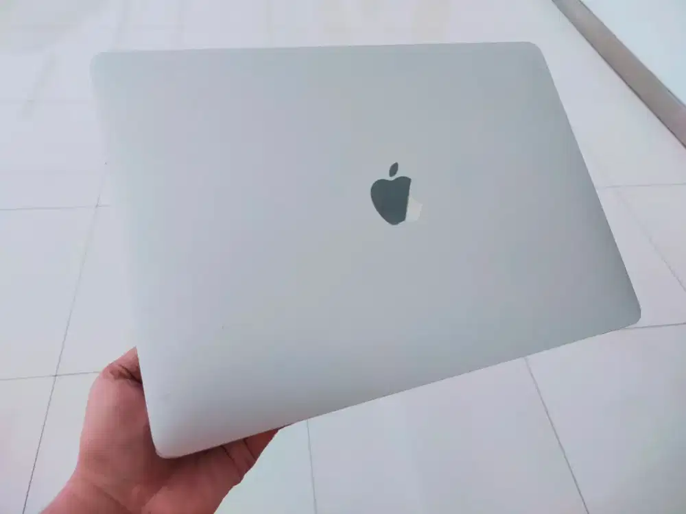 Dijual MacBook M1pro TOUCBAR Ex ibox CC 60 siap pakai COD bogor
