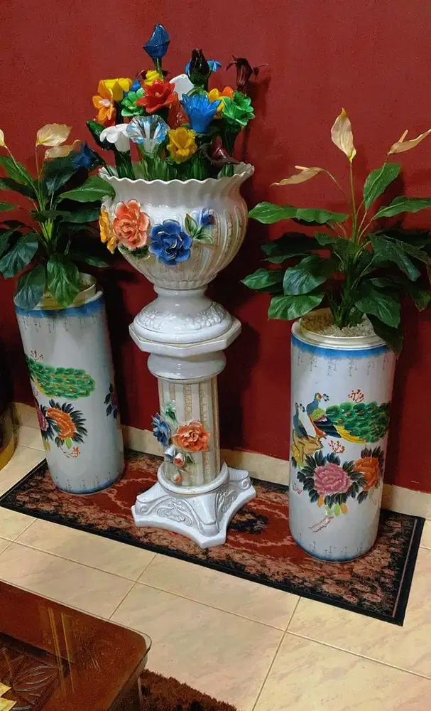 Guci pilar dan pot keramik