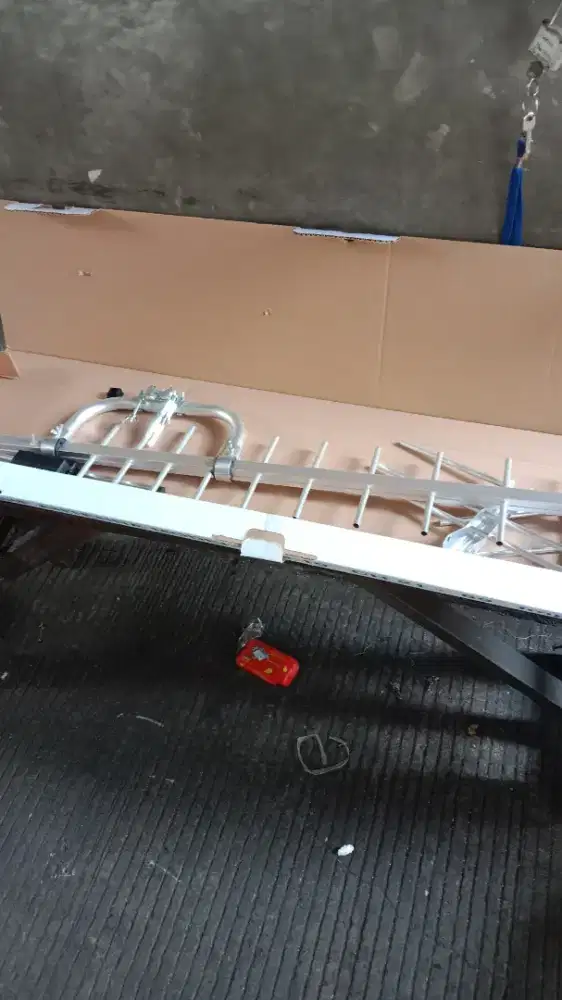 Grup pemasangan Antenna tv digital, diprogram gambarnya