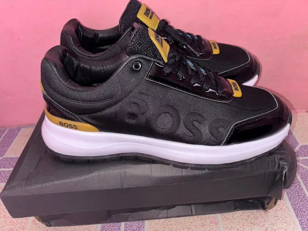 Sepatu hugo boss size 42 new