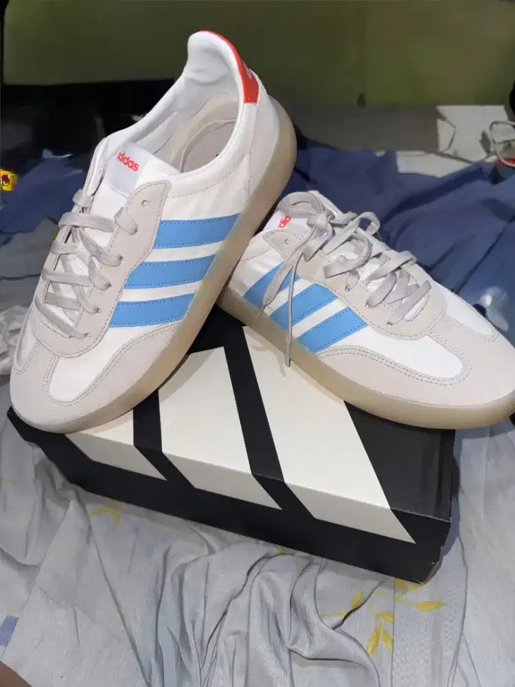 Sepatu adidas lifestyle putih 42 2/3