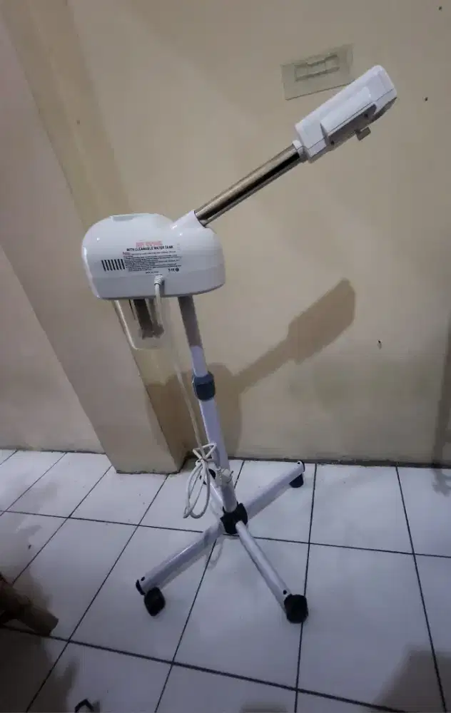 Vapozone/alat steam uap facial wajah di klinik kecantikan, salon