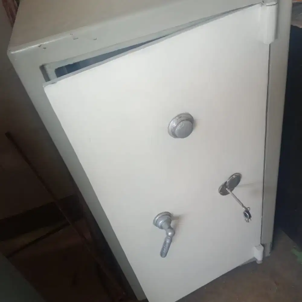 Brankas ukuran sedang  Hrg 7,2 jt