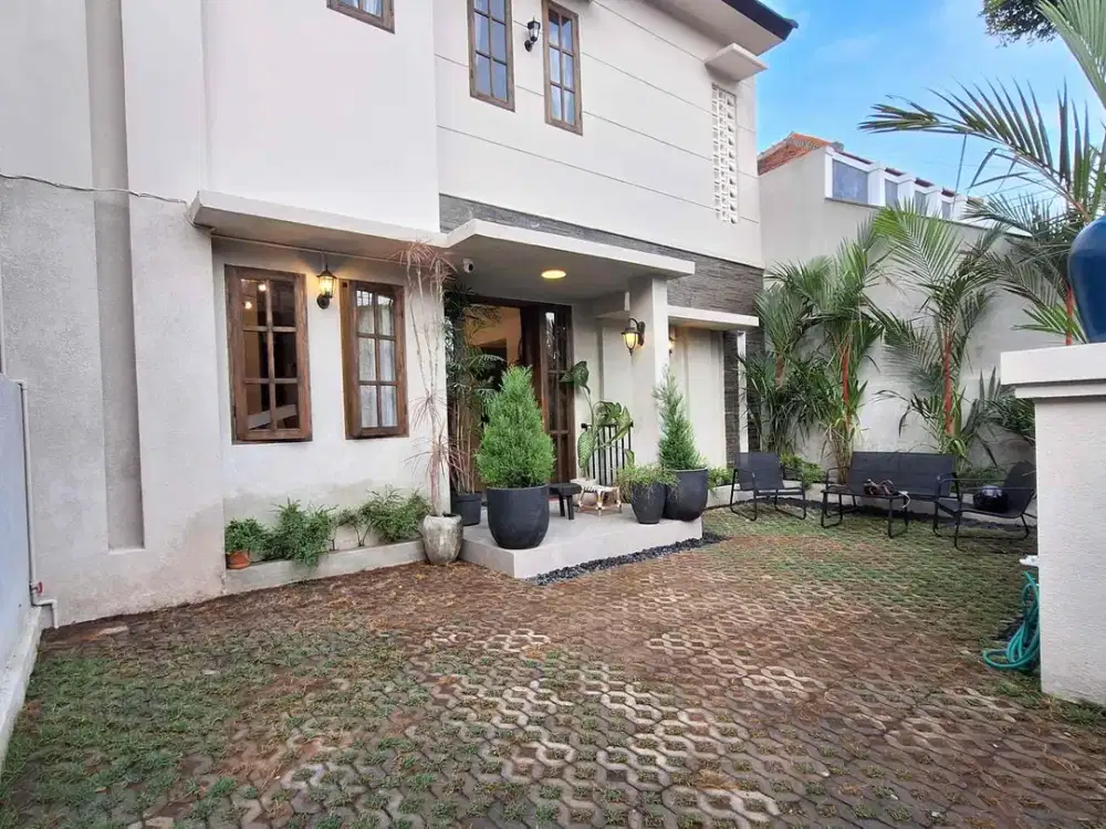 Dijual Rumah Style Modern Kolonial di Lingkungan Perumahan One Gate System Security 24hr area Taman Griya