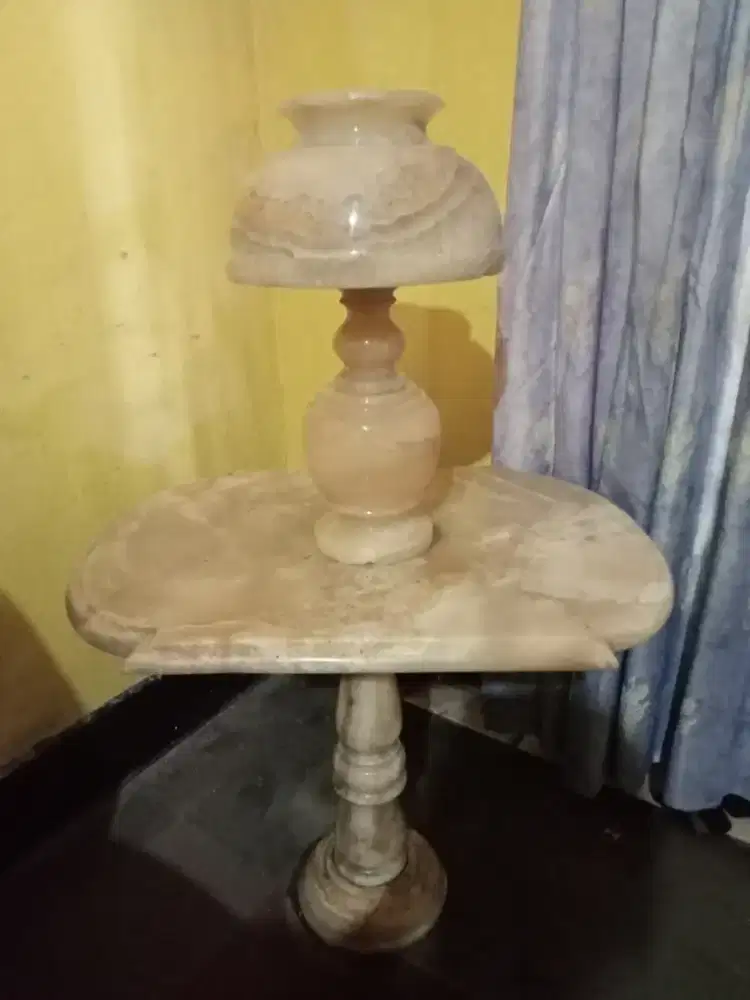Lampu marmer dan meja