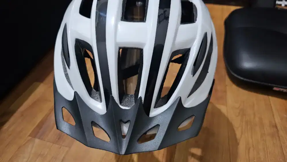 Helm sepeda warna putih kondisi ciamik