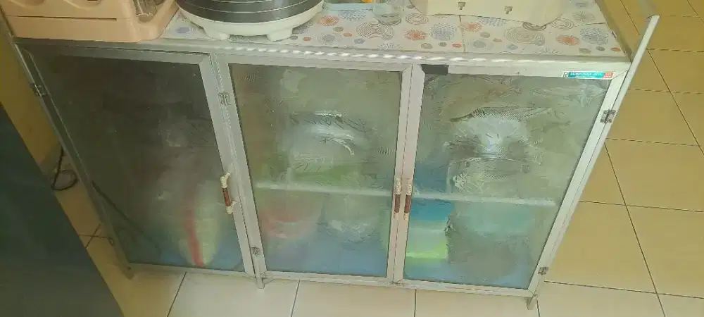 Lemari Piring Kaca Bekas