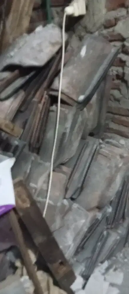 Genting bekas bongkaran rumah