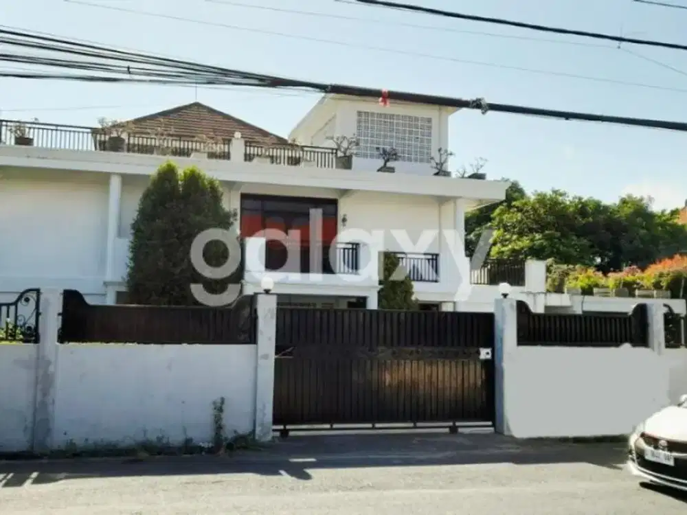 RUMAH TENGAH KOTA DI KEBAK SARI GUNUNG SOPUTAN DENPASAR, BALI