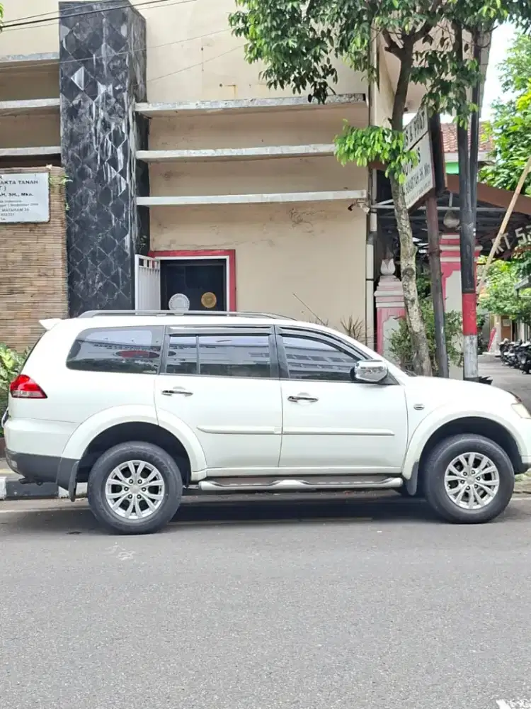 Pajero Dakkar 4x2 Automatic Diesel Putih