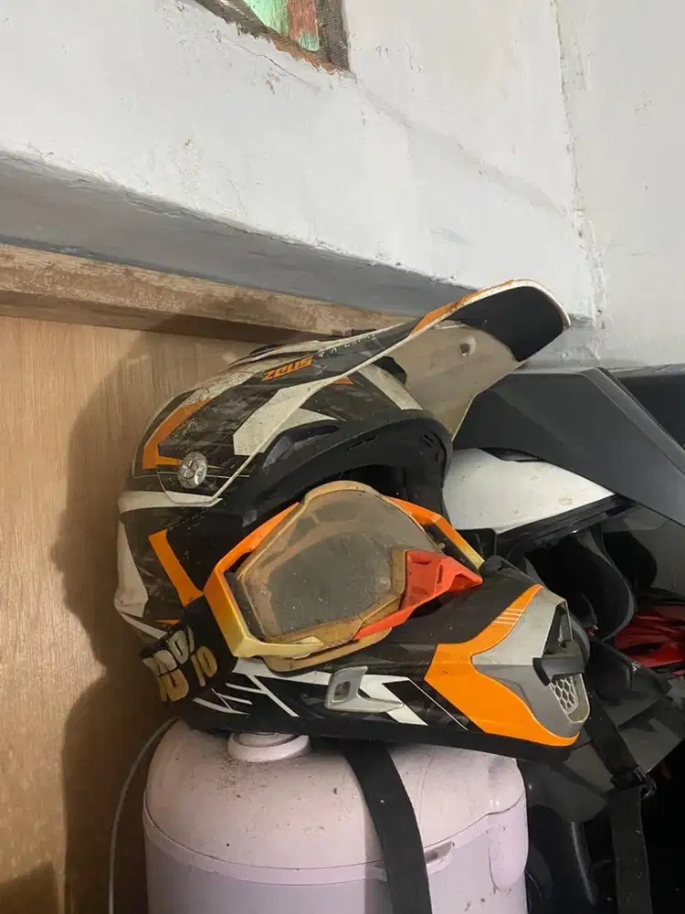 Helm Zeus Cross warna orange