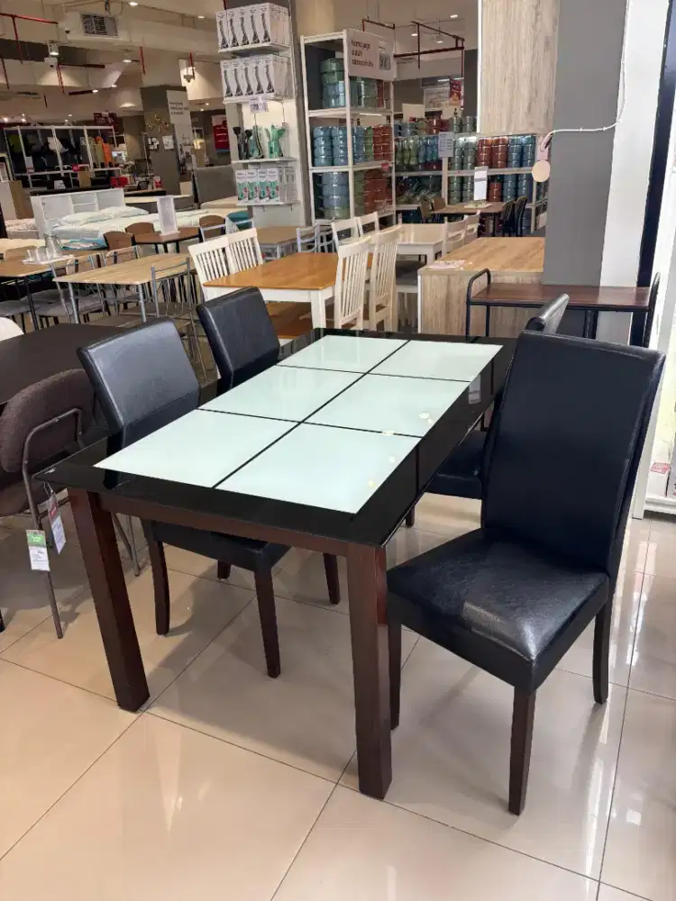 Meja makan mininalis elegan