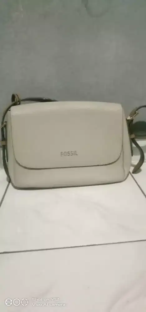 Tas Fossil warna cream