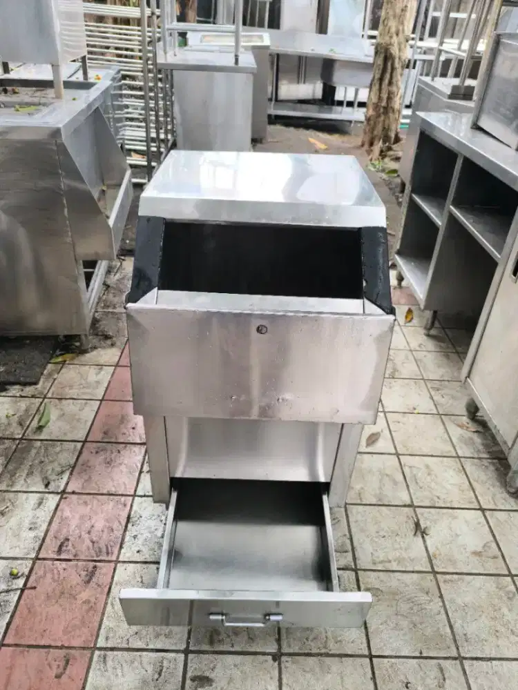 Ice bin with laci stainless steel