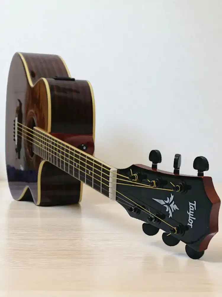 Gitar akustik elektrik Taylor