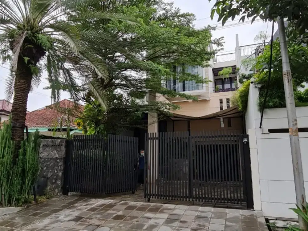 Disewakan Rumah Menteng bagus furnish ada kolam renang siap huni