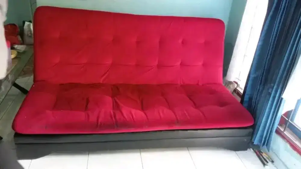 Dijual Sofa bed merah bekas