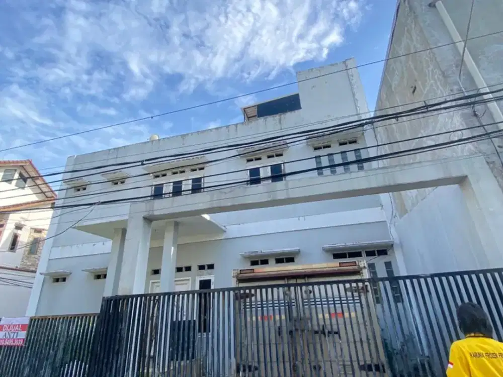 Murah !! DIJUAL RUMAH COCOK UNTUK KOST-KOSTAN POSISI HOOK STRATEGIS DI BELAKANG INDOMARET 24 JAM