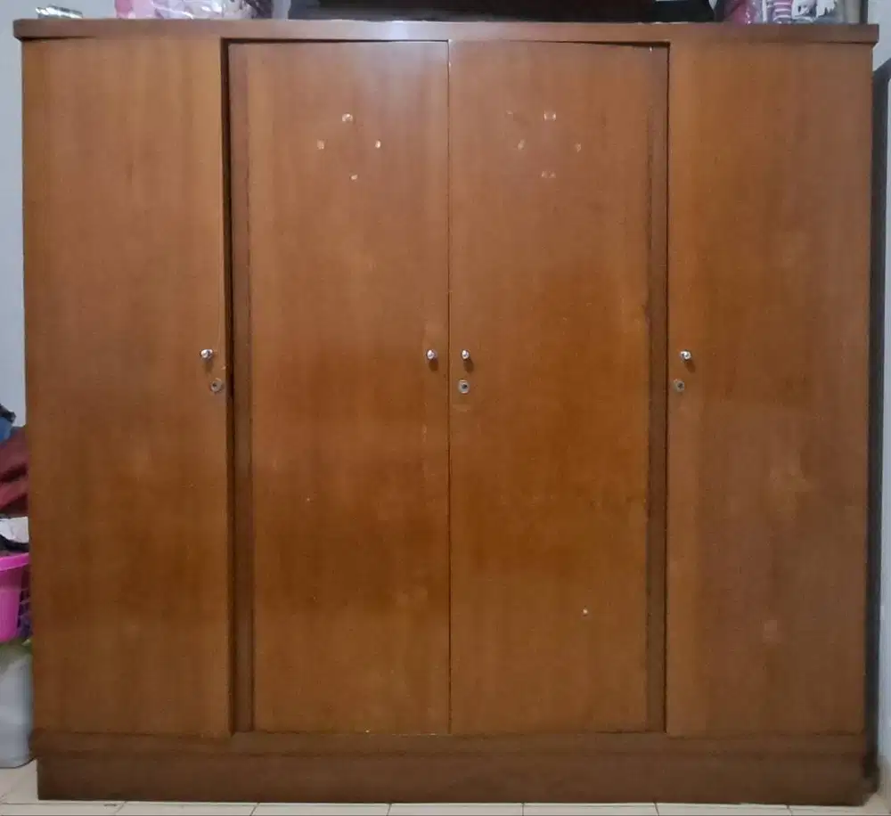 Lemari Pakaian 4 pintu bekas dari kayu jati.