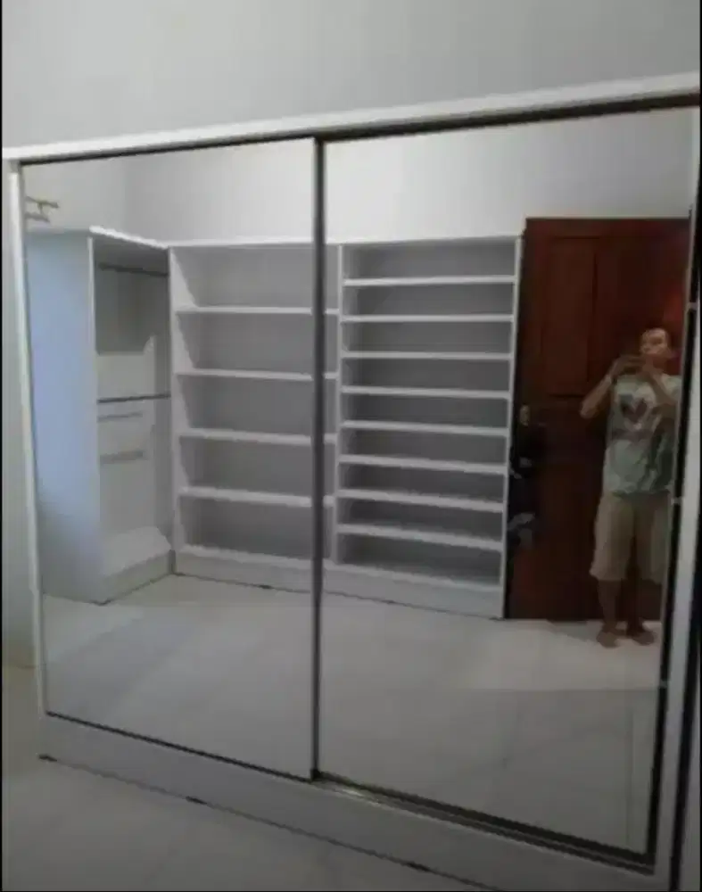 Lemari pakaian pintu geser cermin