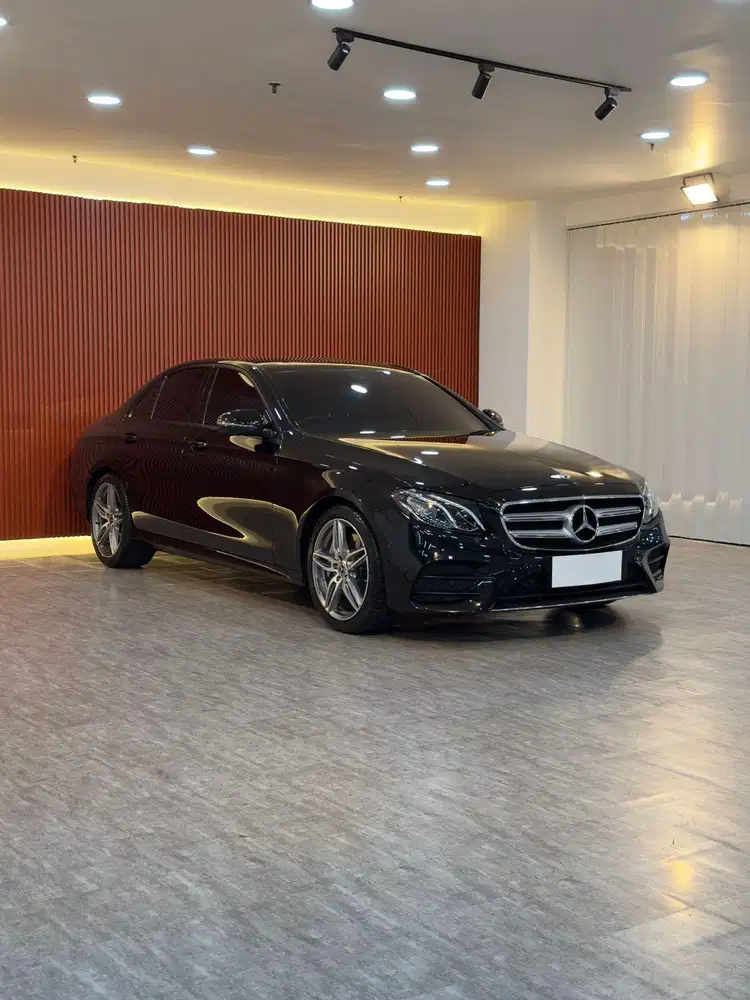 Mercedes Benz E300 AMG Line 2.0 AT Tahun 2017