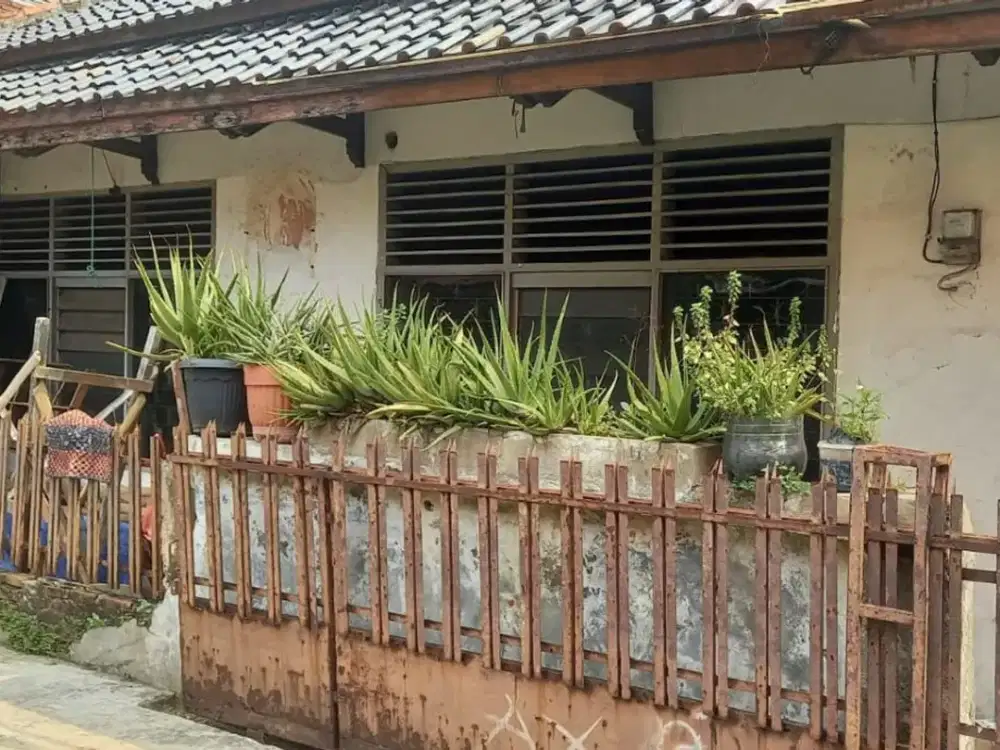 Rumah Rusak Hoek Hitung Tanah - Cocok Untuk Rumah Tinggal atau Kost Kostan.