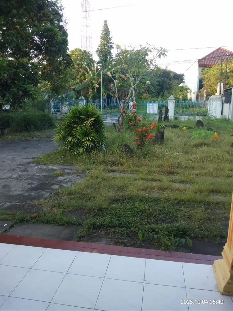 Dijual Tanah Luas + Bangunan Rumah di Tengahnya