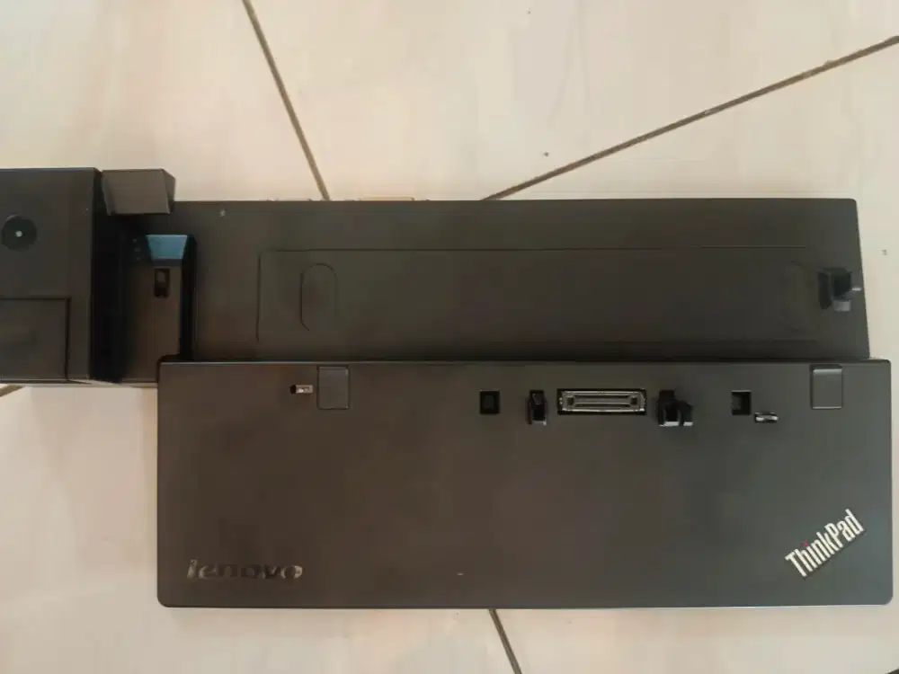 Dock alat buat cas laptop merk thinkpad